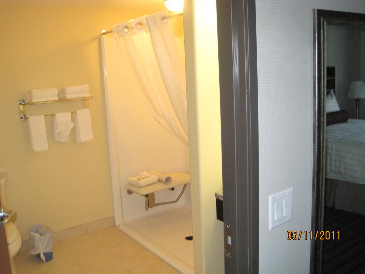 Super 8 By Wyndham Saskatoon Near Downtown Hotel Exterior foto